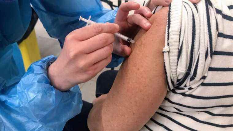 Faced with the outbreak of Covid-19 cases among our European neighbors, “the urgency is to vaccinate those who are not,” says doctor Anne Sénéquier