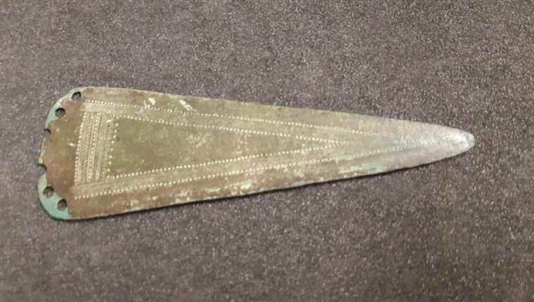 Finely engraved metal blade, rare piece from the museum’s reserves and colored arrowheads