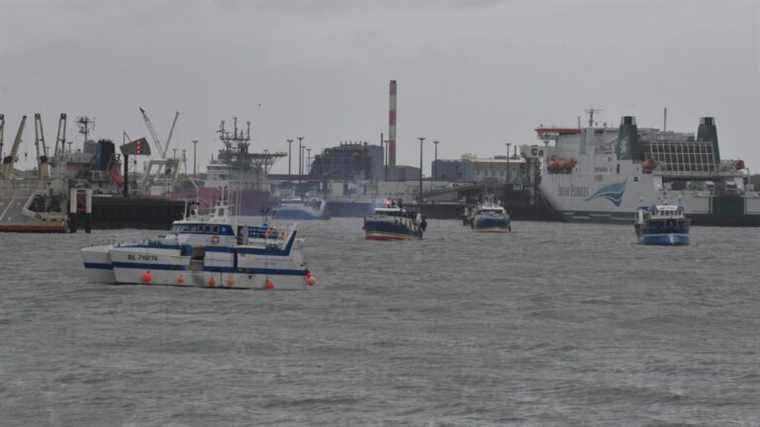 French fishermen block the ports of Calais and Saint-Malo