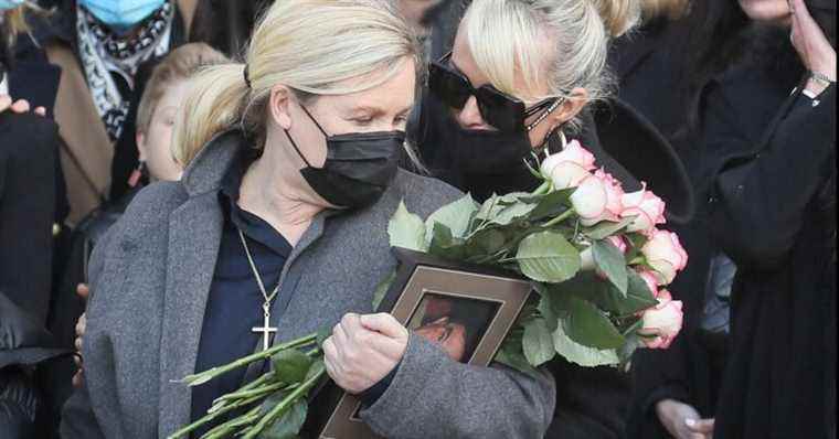 Hélène Darroze at her father’s funeral: supported by her daughters and Laeticia Hallyday