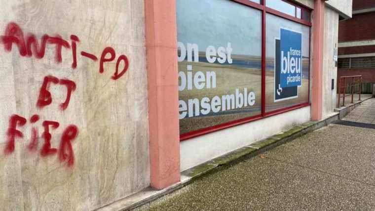 Homophobic tags on the facades of a gay-friendly bar and France Bleu Picardie