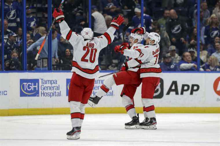 Hurricanes win 2-1 over Lightning