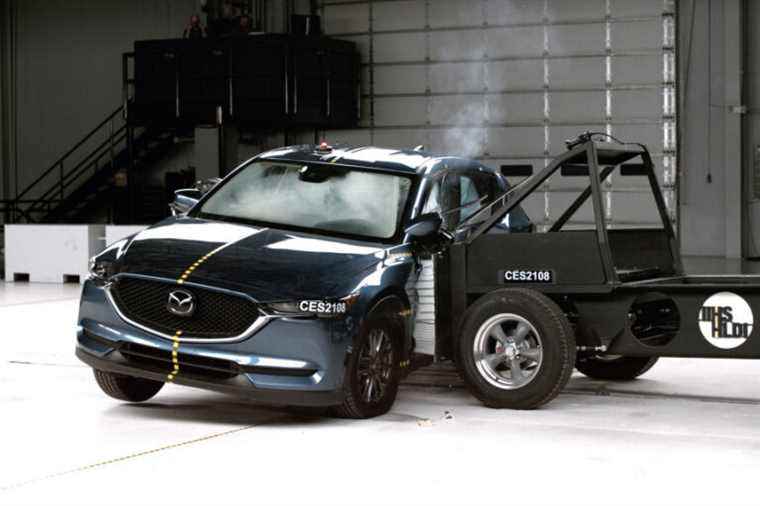 IIHS |  New crash test gives compact SUVs a hard time