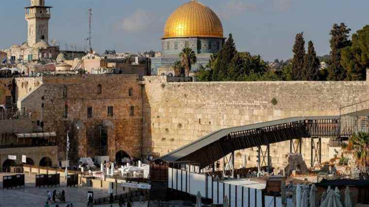 In Israel, women driven from the Western Wall in Jerusalem for wanting to pray like men