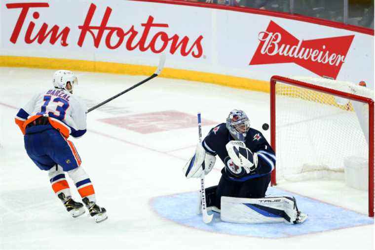 Islanders beat Jets 2-0