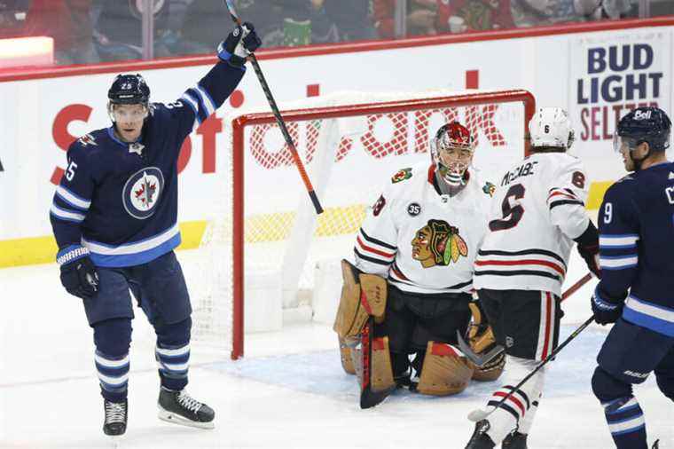 Jets defeat Blackhawks 5-1