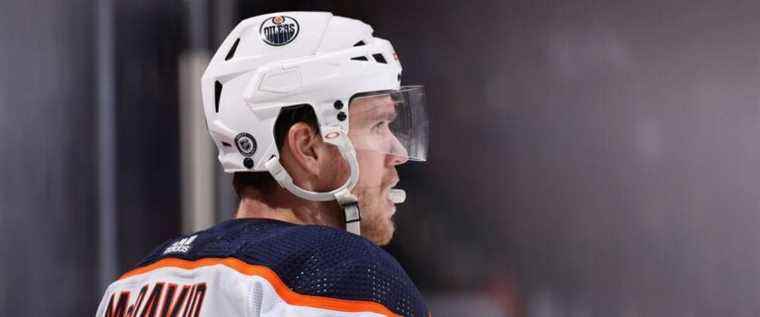 John Tortorella gives advice to Connor McDavid