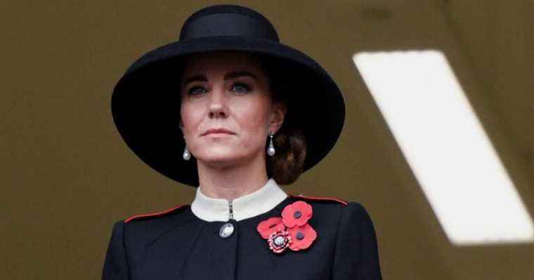 Kate Middleton austere and tense: she looks gray in the absence of the queen