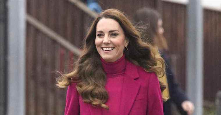 Kate Middleton imperturbable: brushing in the wind and candy look, she looks good in a storm