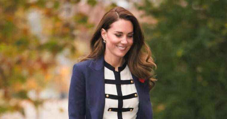 Kate Middleton reappears: the Duchess plays the chic officers solo