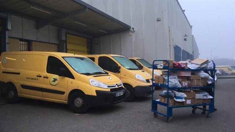 La Poste puts the package on deliveries