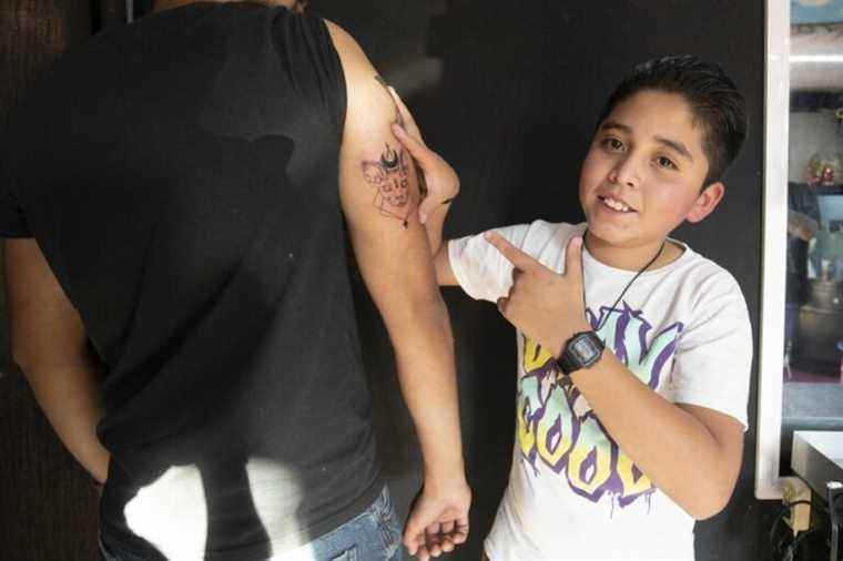 Mexico |  The little tattoo artist with the silver hands