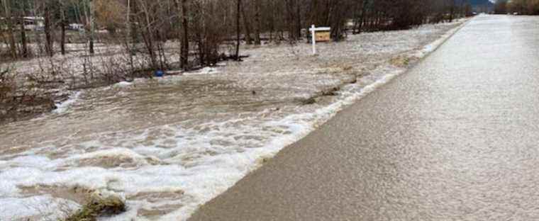 Monster flooding in British Columbia: army comes to disaster relief