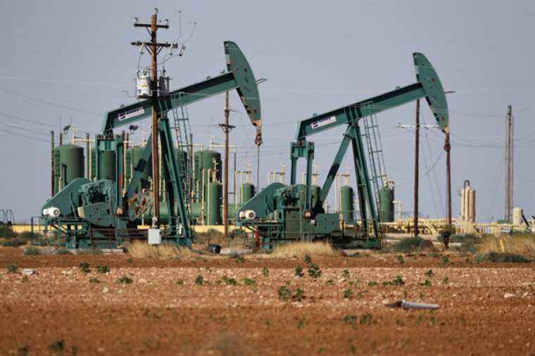 Oil hesitates, without OPEC + signals