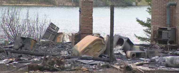 [PHOTOS] A dead in the fire of a cottage in Saguenay