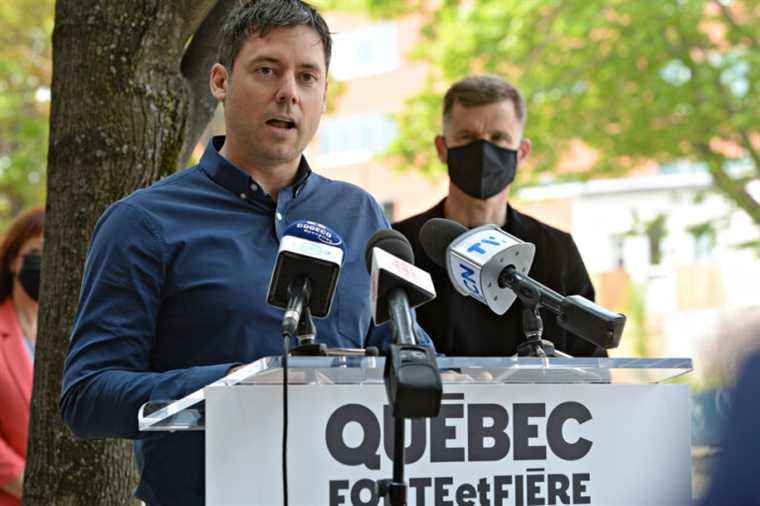 Quebec |  A cyclist driving transport