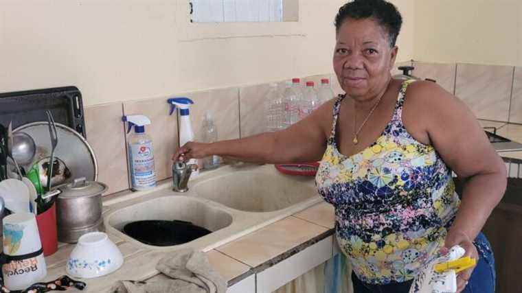 REPORTING.  Dry taps, bottles for showering … In Guadeloupe, the inhabitants exasperated by the incessant water cuts