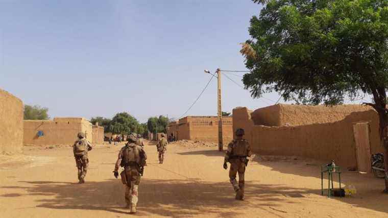 REPORTING.  In Mali, French soldiers of Operation Barkhane progress in indifference