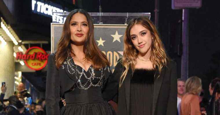 Salma Hayek honored in Hollywood: her daughter Valentina steals the show in feathers and waders