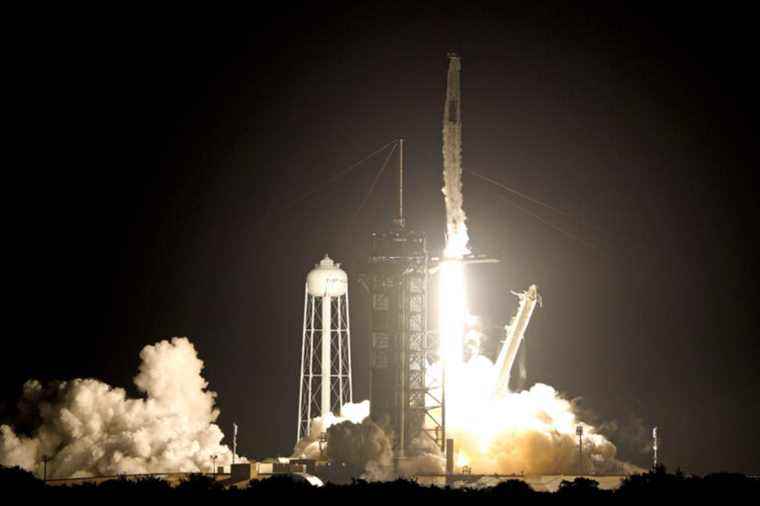 SpaceX |  Four astronauts take off to the Space Station