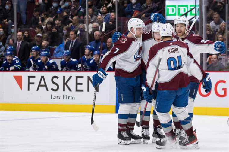 The Avalanche defeats the Canucks 4-2