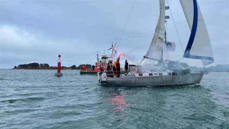 The Maewan sailboat is back in port after 6 years of expedition around the world.