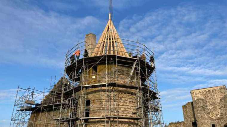 The framework of the great tower of the Château de Glénay installed