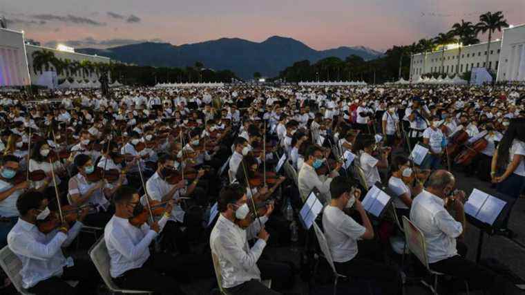 The world record for the largest orchestra broken in Venezuela with 8,573 musicians