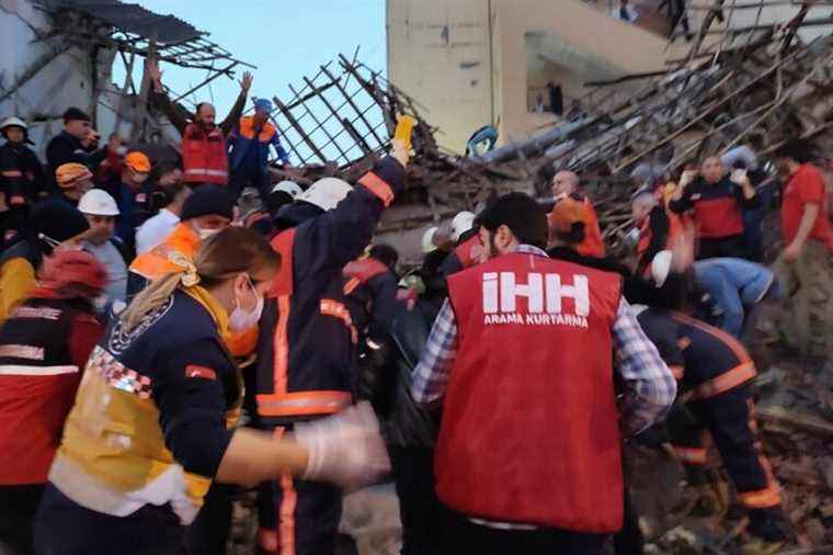 Turkey |  More than twenty people survive building collapse