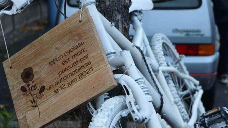 Two “ghost bikes” installed in Saint-Denis-en-Val and Fleury-les-Aubrais in tribute to deceased cyclists