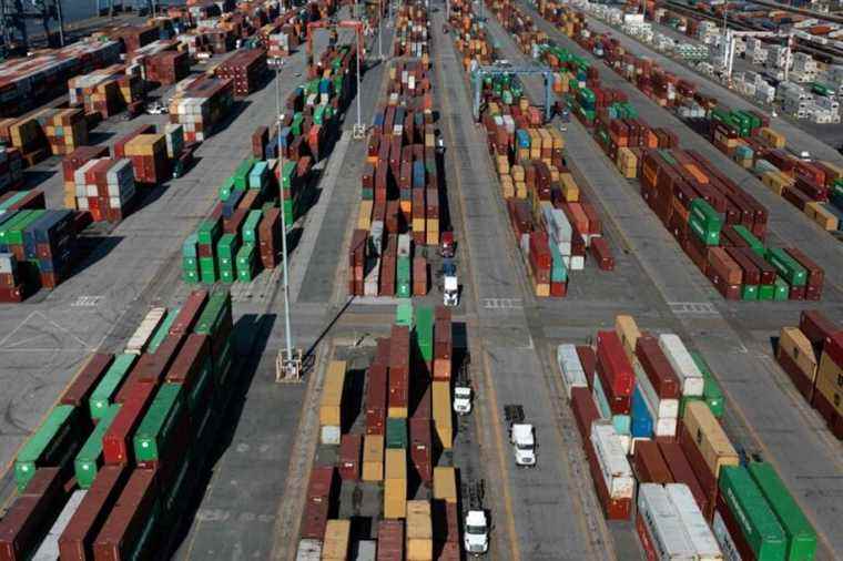 US trade deficit hits record high in September