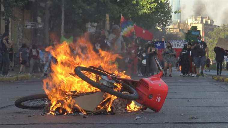 Violent protests against government continue in Chile hours before presidential election