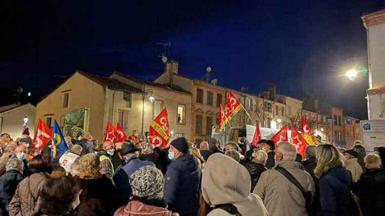 around 250 people gathered in front of the hospital, against the closing of night emergencies