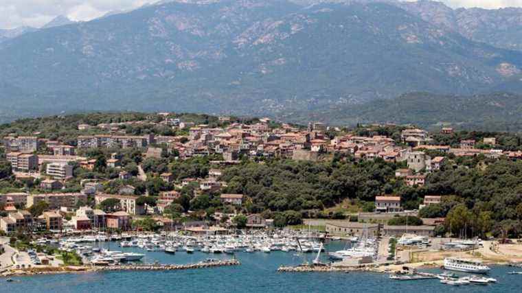 around ten Syrian migrants and a German skipper docked in Porto-Vecchio