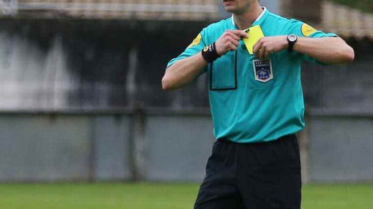 bad loser, an amateur team asks the referee to blow the ball