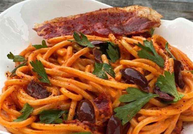 his recipe for spaghetti with piquillo cream and crispy Basque ham will amaze you!