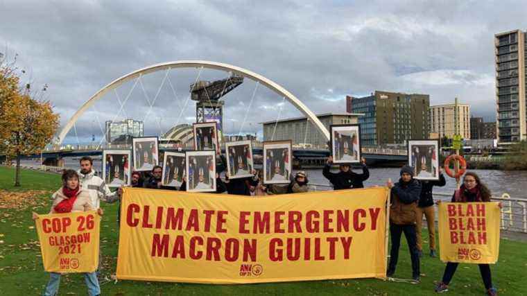 in Glasgow, activists display portraits of Emmanuel Macron upside down to denounce his “hypocritical speech”