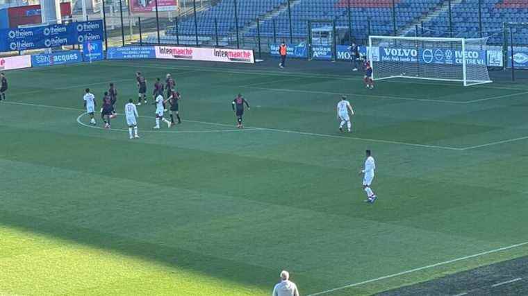 la Berri bows on his lawn against Clermont in a friendly match (2-1)