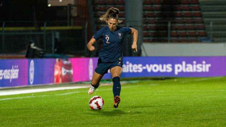 les Bleues fly away, follow the match