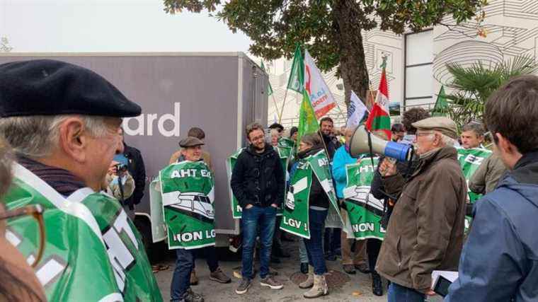 nearly 200 demonstrators in Bayonne