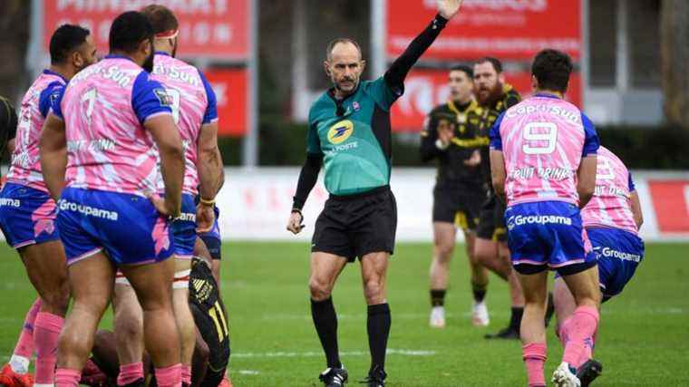 referee Romain Poite at the bedside of Stade Français, who hopes to resolve his problems of indiscipline