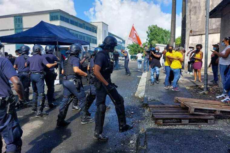 roadblocks and clashes between demonstrators and f