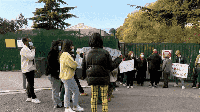 schoolchildren and their teacher stoned during a sports class