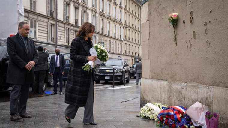 the American vice-president, Kamala Harris, left a bouquet in front of the bar Le Carillon