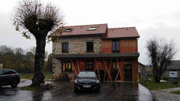 the old post office building becomes a third place and a stopover gîte