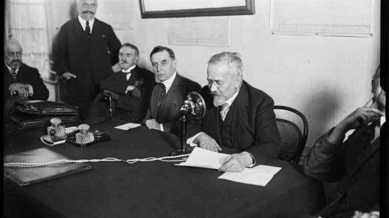 100 years ago, the first radio show was broadcast from the Eiffel Tower