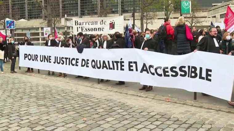 magistrates in the street to protest against their working conditions