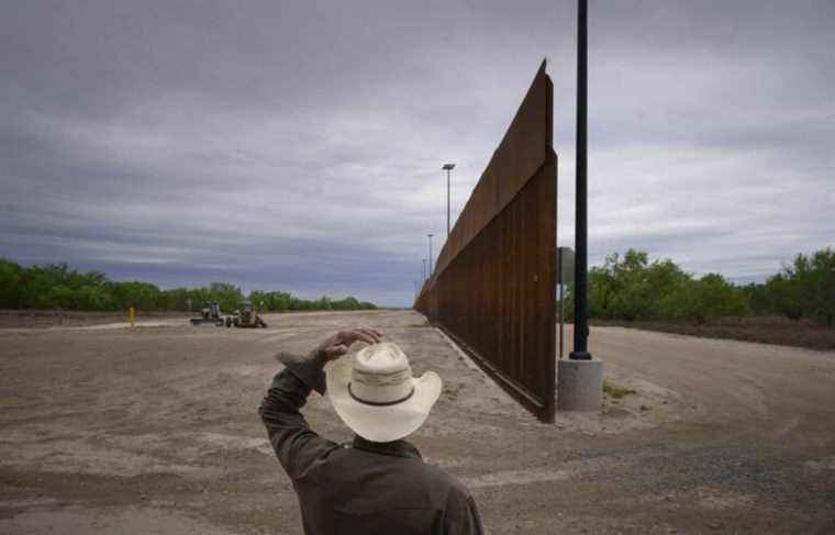 Texas is building its own “wall” on the border with Mexico