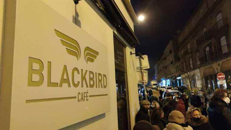 200 people in the streets of Saint-Étienne in support of the manager of the Blackbird Café