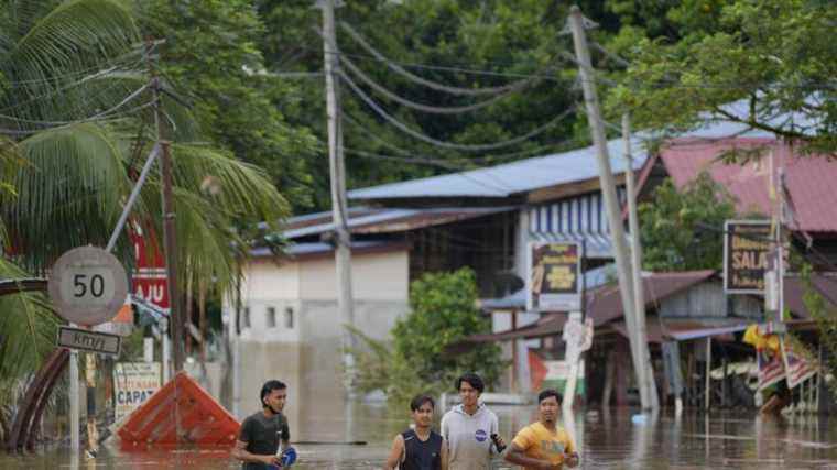 29,000 people evacuated due to the worst floods in the country in seven years